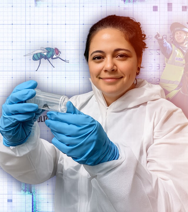 Eine Frau in weißem Schutzoverall und mit blauen Gummihandschuhen hält einen kleinen Plastikbehälter in die Kamera. Im Hintergrund ein Polizeiabsperrband und eine Frau in Warnweste und Polizeiuniform auf einem Pferd.