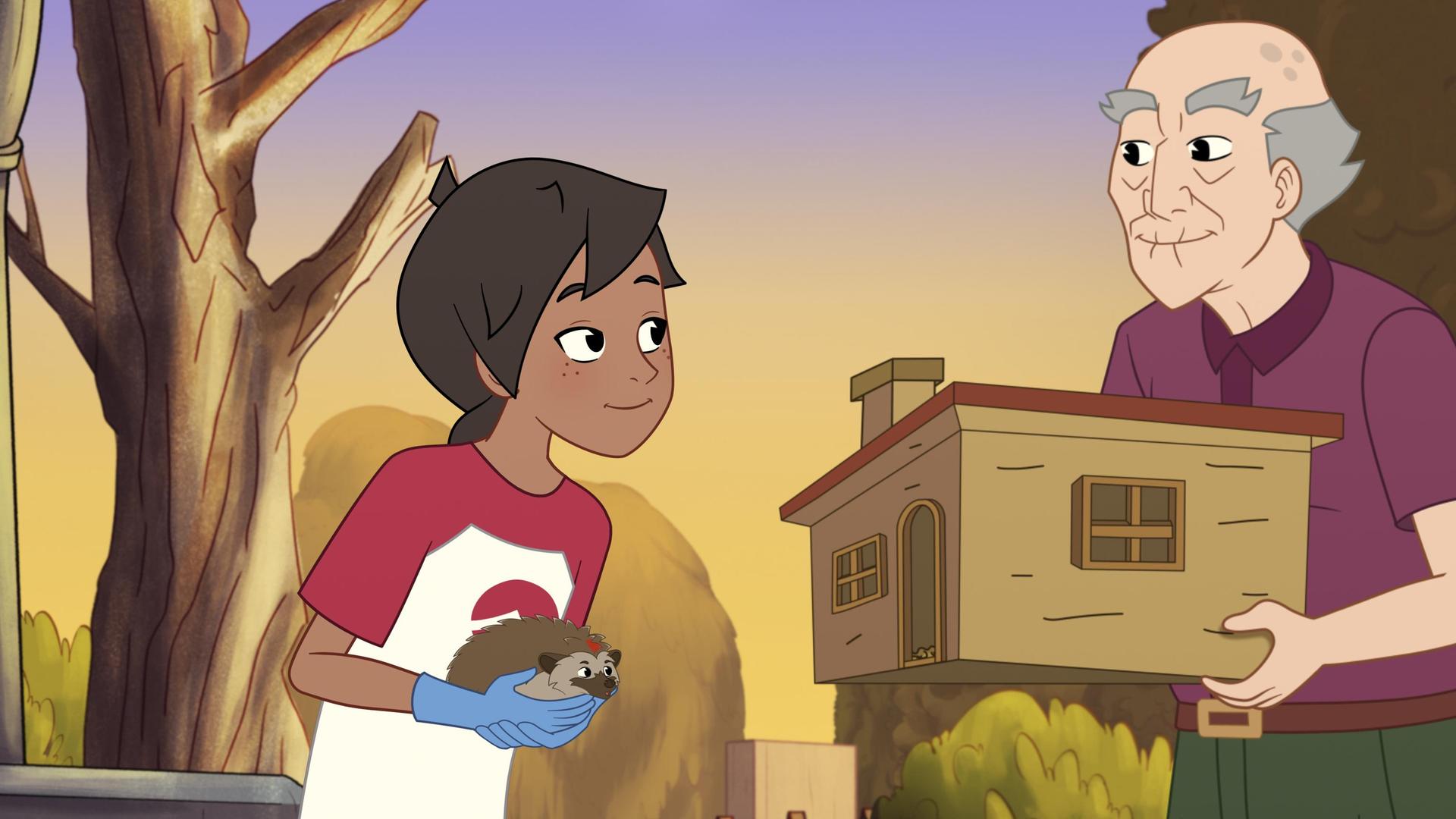 Josefine hält in beiden Händen einen kleinen, braunen Igel und trägt dabei blaue Handschuhe. Sie schaut lächelnd zu einem älteren Mann, Herrn Lüttkewitz, der ein kleines Holzhaus in beiden Händen hält und ebenfalls lächelt. Er hat nur wenige, graue Haare auf dem Kopf, die einen Kranz bilden. Im Hintergrund stehen ein Holzzaun und Bäume. Der Himmel ist lilafarben und orangefarben.