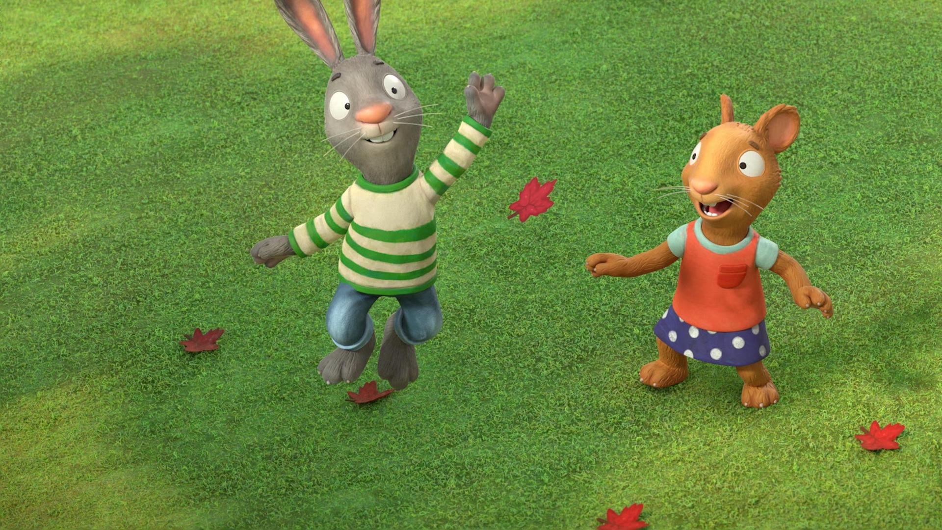 Auf einer Wiese unter einem roten Ahornbaum springt Pip, das Kaninchen hoch in die Luft und versucht, ein herabfallendes Blatt zu fangen. Seine Freundin Posy die Maus macht bei diesem Spiel ebenfalls mit und steht lachend neben Pip. Ihr Blick richtet sich auf das herabfallende Blatt und sie hat ihre Arme weit geöffnet um es ebenfalls zu fangen.