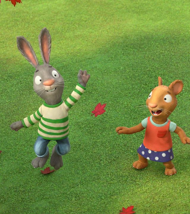 Auf einer Wiese unter einem roten Ahornbaum springt Pip, das Kaninchen hoch in die Luft und versucht, ein herabfallendes Blatt zu fangen. Seine Freundin Posy die Maus macht bei diesem Spiel ebenfalls mit und steht lachend neben Pip. Ihr Blick richtet sich auf das herabfallende Blatt und sie hat ihre Arme weit geöffnet um es ebenfalls zu fangen.