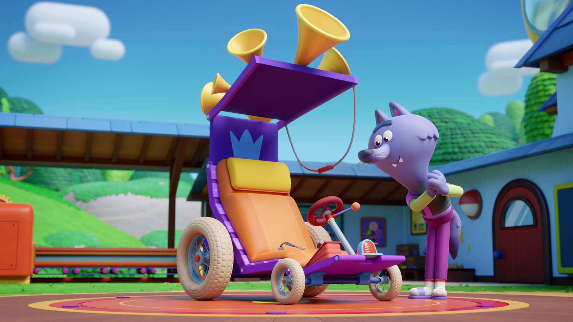 Der Wolf "Wilf" steht neben einem Fahrzeug, auf dessen Dach mehrere gelbe Hupen montiert sind. Es hat vier Räder, zwei kleinere Vorder- und zwei große Hinterräder. Wilf und das Fahrzeug stehen im Werkstatthof der Werkel-Ferkel.