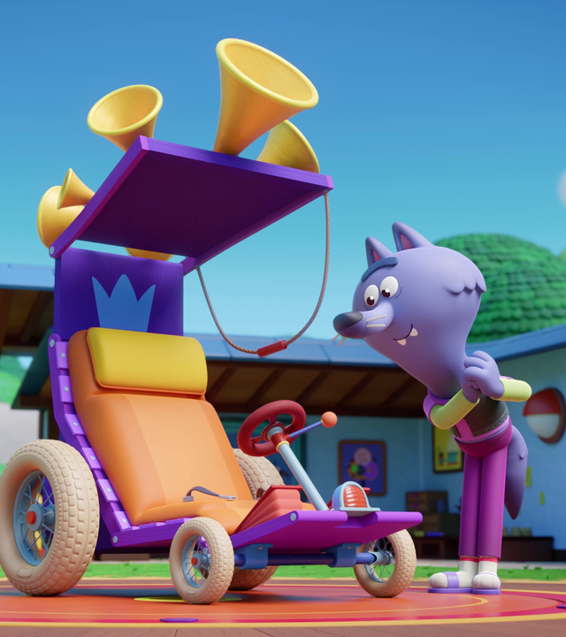 Der Wolf "Wilf" steht neben einem Fahrzeug, auf dessen Dach mehrere gelbe Hupen montiert sind. Es hat vier Räder, zwei kleinere Vorder- und zwei große Hinterräder. Wilf und das Fahrzeug stehen im Werkstatthof der Werkel-Ferkel.