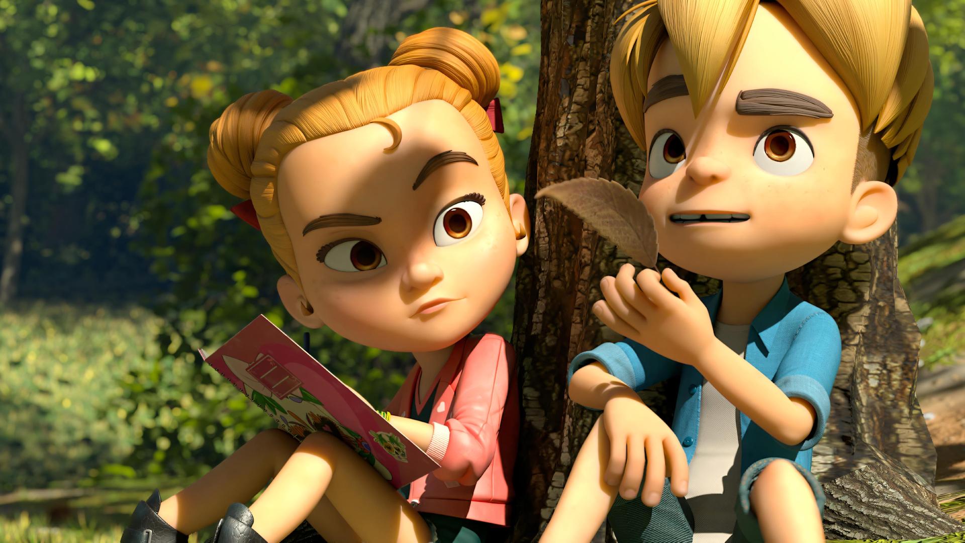 Marie und Raphael sitzen mit dem Rücken an einen Baumstamm gelehnt nebeneinander. Marie hält schreibbereit ein aufgeschlagenes Heft in ihren Händen und blickt erwartungsvoll zu Raphael. Er hält ein grünes Blatt in seiner Hand und blickt nachdenklich nach oben.