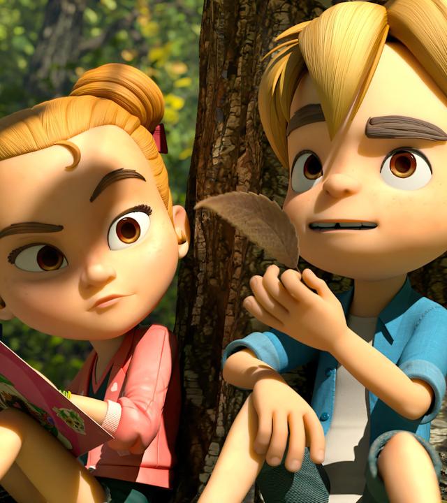 Marie und Raphael sitzen mit dem Rücken an einen Baumstamm gelehnt nebeneinander. Marie hält schreibbereit ein aufgeschlagenes Heft in ihren Händen und blickt erwartungsvoll zu Raphael. Er hält ein grünes Blatt in seiner Hand und blickt nachdenklich nach oben.