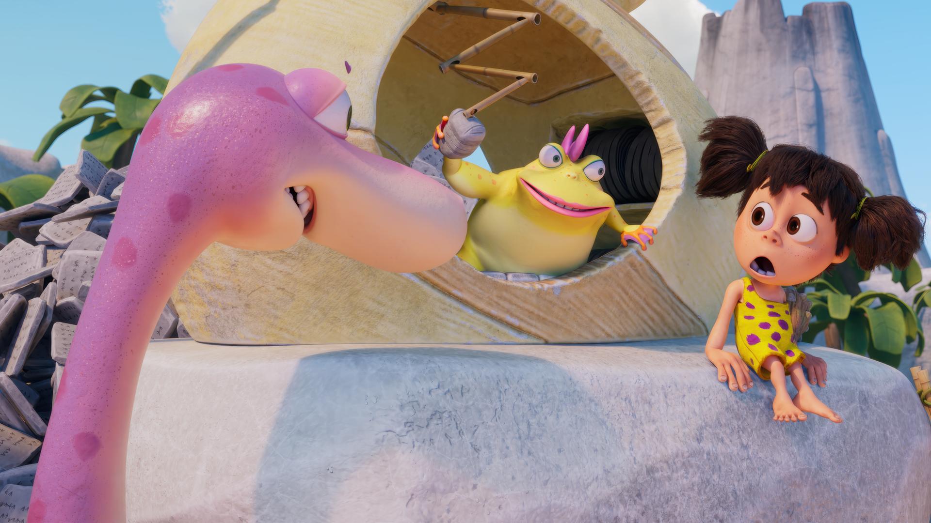 Der rosafarbene Dinosaurierjunge Minus Drei und das Urzeitmädchen Lucy sind zu Gast bei der gelben Radio-Kröte Rocky Rumpel. Lucy sitzt auf einem Stein vor der Moderationskabine. Rocky stellt Lucy gerade eine Frage, auf die Lucy sehr erschrocken reagiert. Minus Drei im Bildvordergrund ist sprachlos.