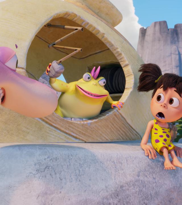 Der rosafarbene Dinosaurierjunge Minus Drei und das Urzeitmädchen Lucy sind zu Gast bei der gelben Radio-Kröte Rocky Rumpel. Lucy sitzt auf einem Stein vor der Moderationskabine. Rocky stellt Lucy gerade eine Frage, auf die Lucy sehr erschrocken reagiert. Minus Drei im Bildvordergrund ist sprachlos.