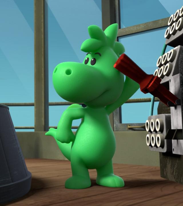 Der kleine Drache Grisu steht hoch oben in einem Leuchtturm und betätigt einen großen Lichtschalter. Neben ihm brennt die Lampe des Leuchtturms.