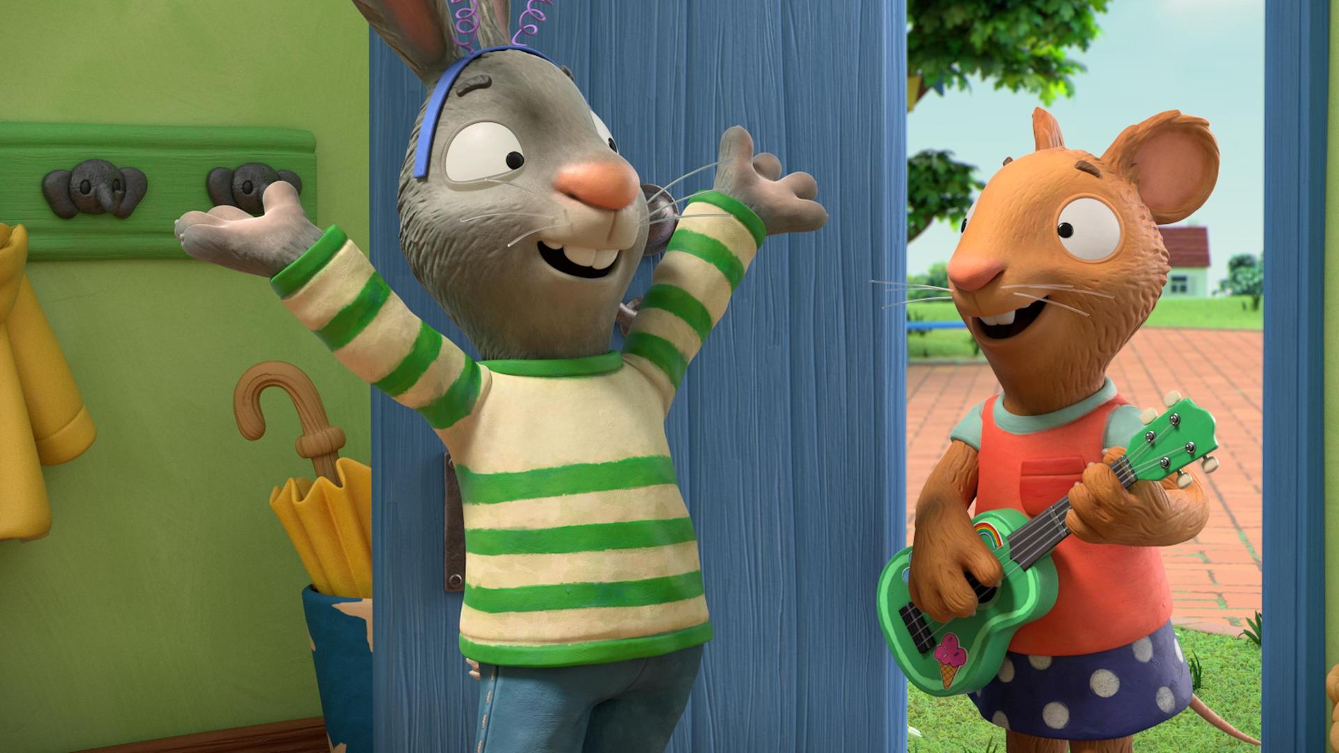 Das Kaninchen Pip steht fröhlich lachend und mit in die Höhe gestreckten Armen an der geöffneten Tür. Im Türrahmen steht seine Freundin Posy, die Maus. Sie lacht ebenfalls fröhlich. Pip trägt einen blauen Haarreif auf seinem Kopf an dem an Draht befestigte Augen bommeln. Posy hält eine grüne Ukulele in ihren Händen.
