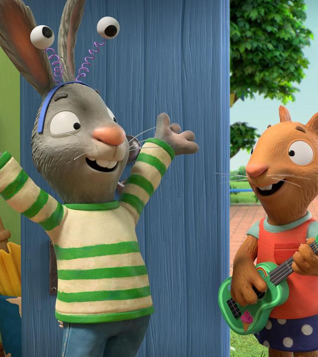 Das Kaninchen Pip steht fröhlich lachend und mit in die Höhe gestreckten Armen an der geöffneten Tür. Im Türrahmen steht seine Freundin Posy, die Maus. Sie lacht ebenfalls fröhlich. Pip trägt einen blauen Haarreif auf seinem Kopf an dem an Draht befestigte Augen bommeln. Posy hält eine grüne Ukulele in ihren Händen.
