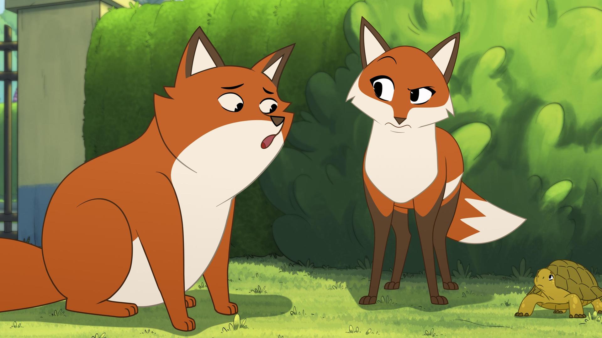 Vor einer grünen Hecke stehen die kleine Schildkröte Törtel und Füchsin Wendy. Sie beäugen den orangefarbenen Fuchs Iwo mit kritischem Blick. Dieser sitzt ihnen mit unsicherem Gesichtsausdruck gegenüber.