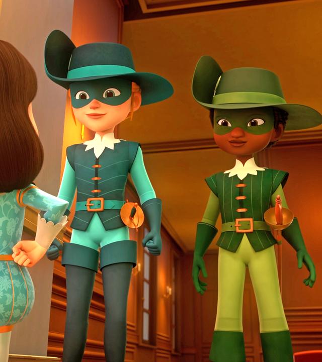 König Louis XIII. steht im Flur des Schlosses mit in die Hüften gestemmten Händen vor den Musketieren, die ihn lächelnd anschauen.