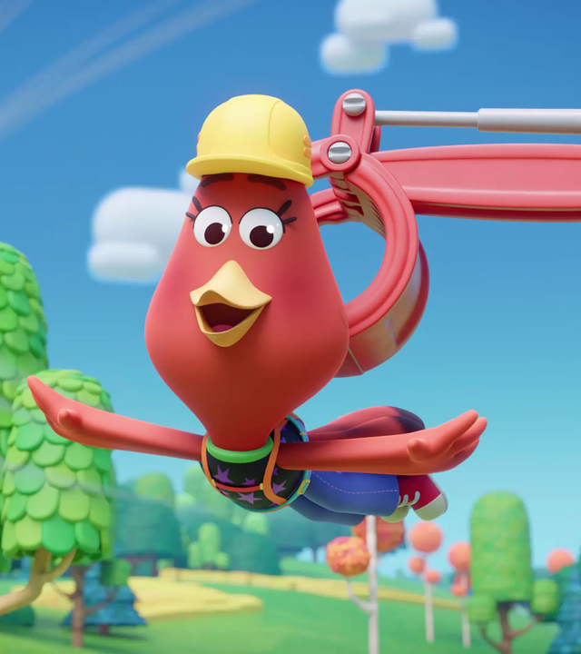 Am Arm eines Baggers hängt Cherry mit einem gelben Bauarbeiterhelm auf dem Kopf. Cherry ist ein Huhn mit einem gelben Schnabel. Sie hat die Arme - wie Flügel eines Flugzeugs - ausgebreitet. Im Hintergrund sehen wir blauen Himmel und eine Park-ähnliche Landschaft mit grünbelaubten Bäumen.