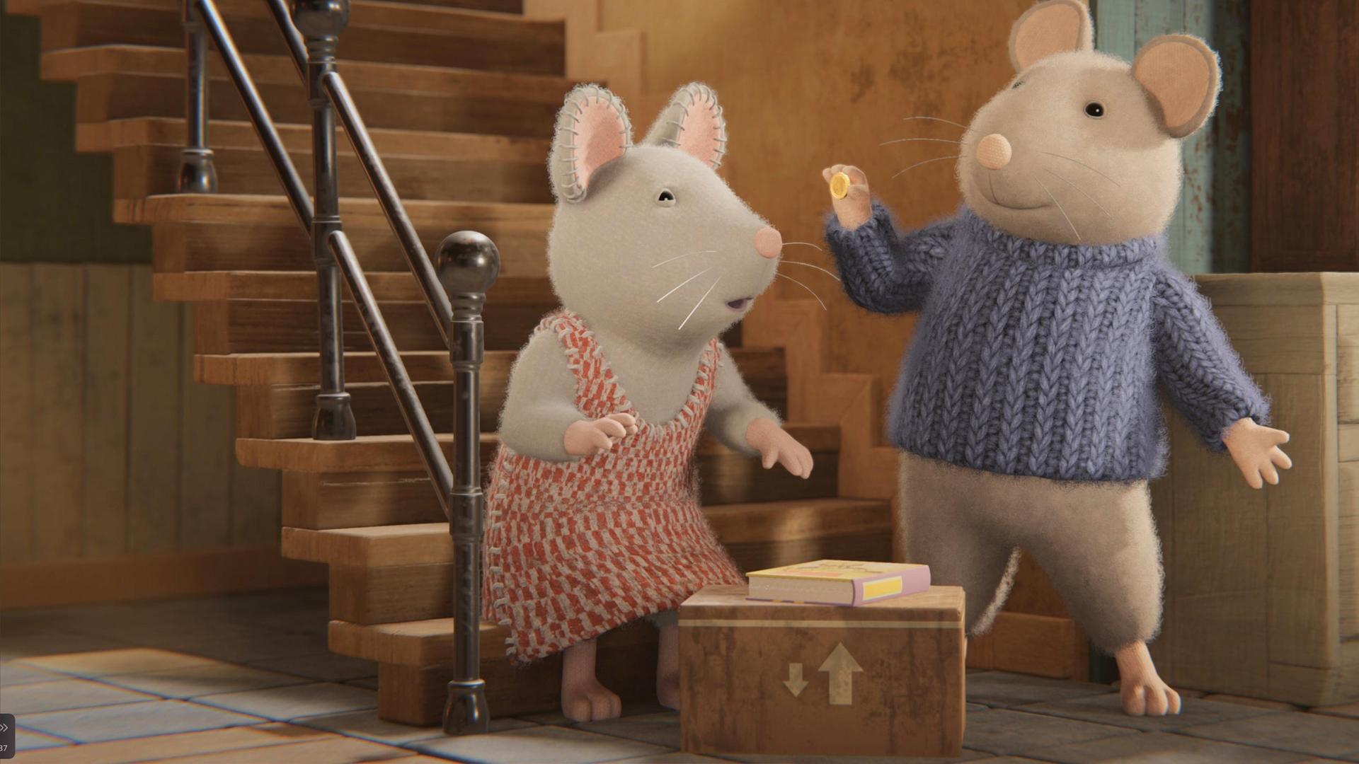 Sam steht im Treppenhaus vor einer Treppe mit Geländer und hält eine Münze mit seiner rechten Hand hoch. Julia sitzt auf der untersten Stufe und schaut zu Sam. Vor den beiden steht eine Kiste, auf der ein Buch liegt. Neben dem Treppenaufgang steht eine Kommode neben einem Büffetschrank.