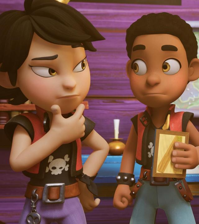 In der Bibliothek des Schulschiffs stehen die nachdenkliche Zoe, der etwas unsichere Finn und der auf Finn blickende Alexander nebeneinander. Finn hat einen Bilderrahmen in der Hand und gesteht, dass darin ein Bild seiner Mutter ist.