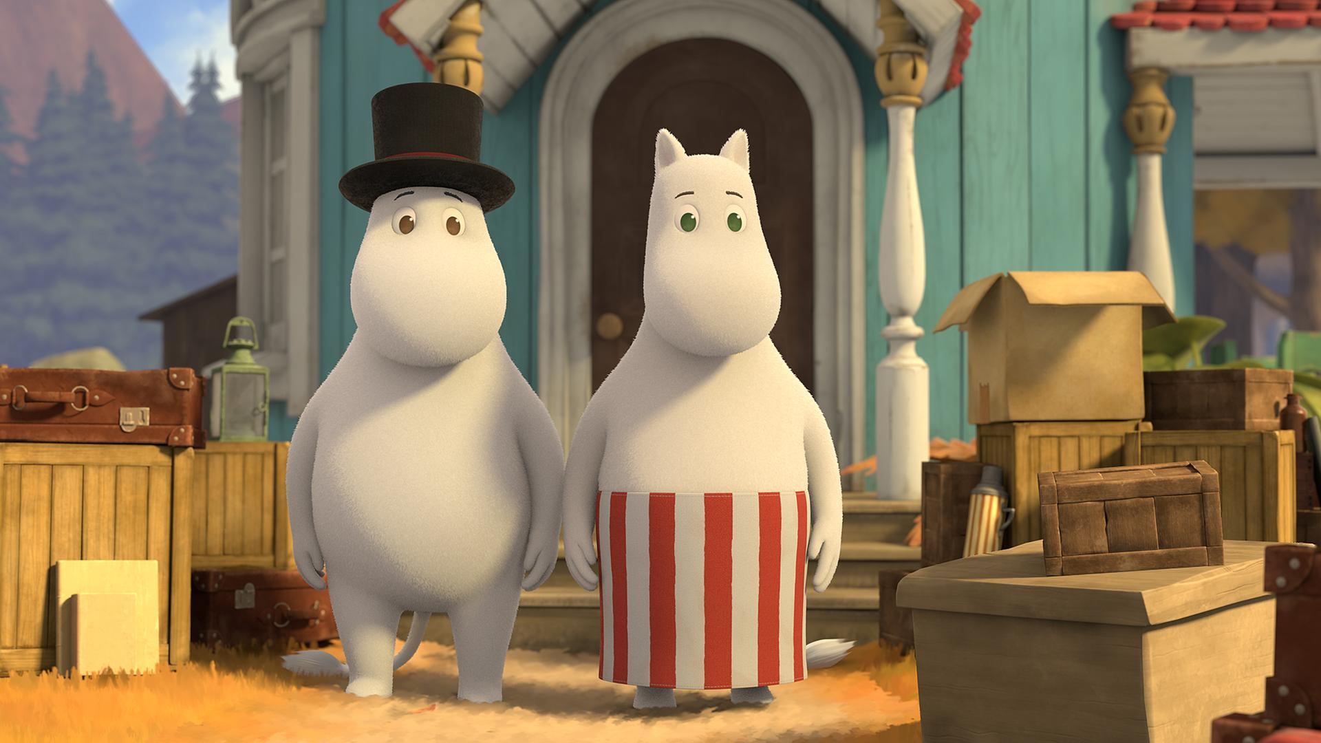 Muminpapa und Muminmama stehen vor dem Haus der Mumins. Um sie herum stehen viele Kisten und Kartons, die die beiden für den Umzug vorbereitet haben.