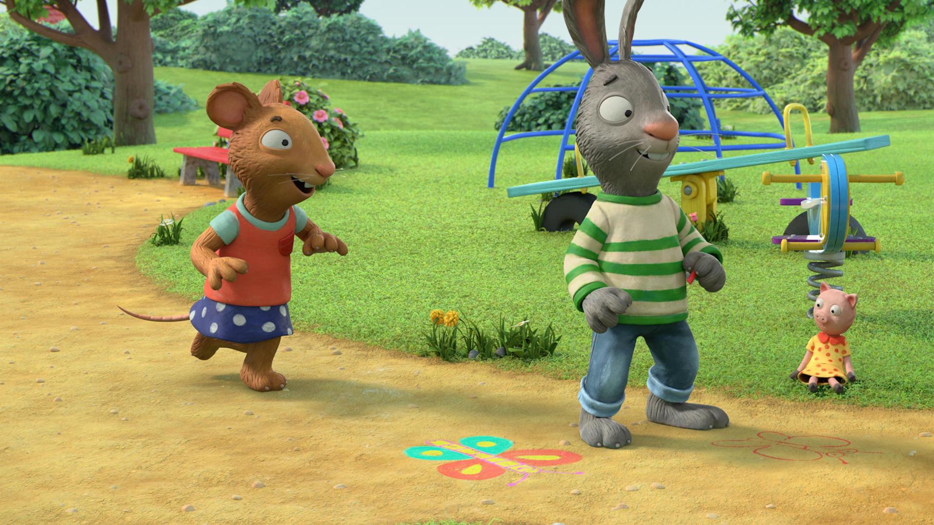 Das Kaninchen Pip steht auf einem Weg und schaut fröhlich lachend nach vorne. Neben ihm ist eine bunte Zeichnung eines Schmetterlings zu sehen. Hinter ihm befindet sich seine Freundin Posy, die Maus, die in rennender Bewegung und fröhlich lachend auf ihren Freund zukommt.