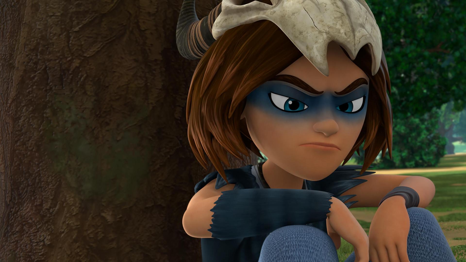 Im Wald sitzt Stig und lehnt sich an den Stamm eines Baumes. Er sieht traurig aus.