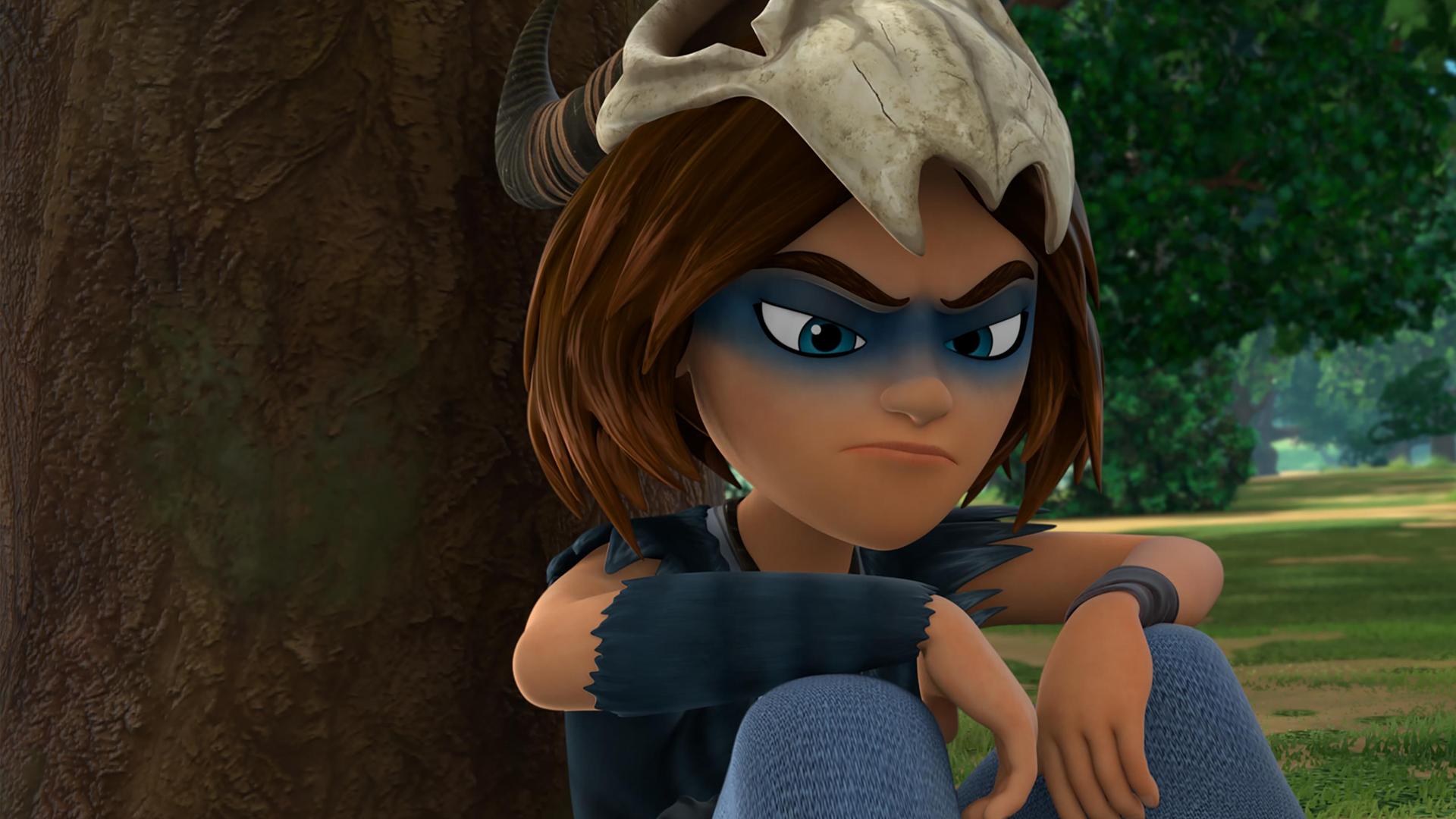 Im Wald sitzt Stig und lehnt sich an den Stamm eines Baumes. Er sieht traurig aus.