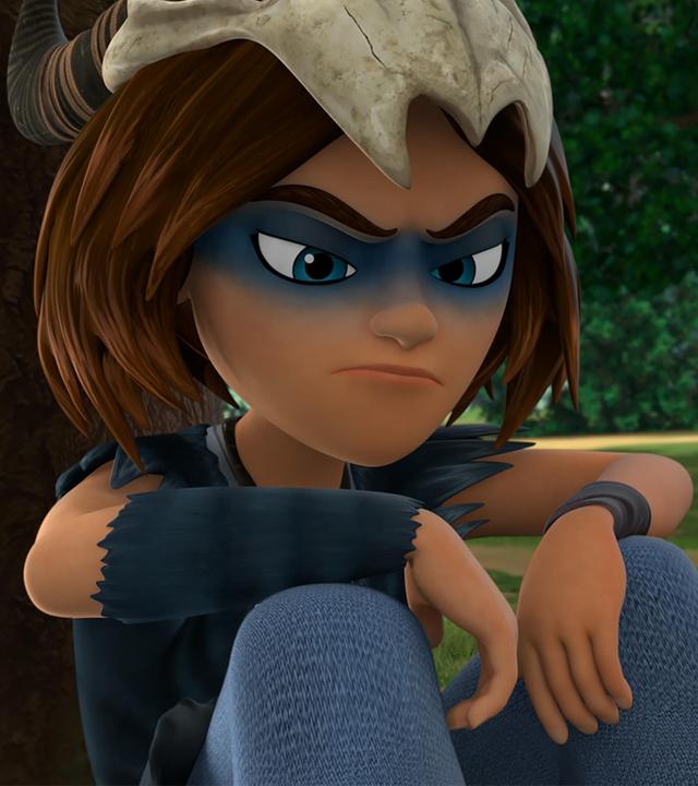 Im Wald sitzt Stig und lehnt sich an den Stamm eines Baumes. Er sieht traurig aus.