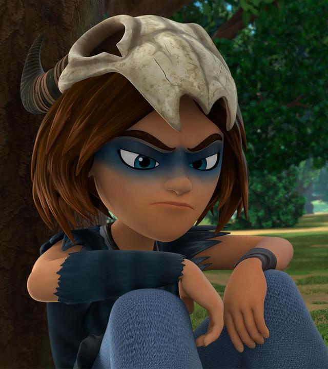 Im Wald sitzt Stig und lehnt sich an den Stamm eines Baumes. Er sieht traurig aus.