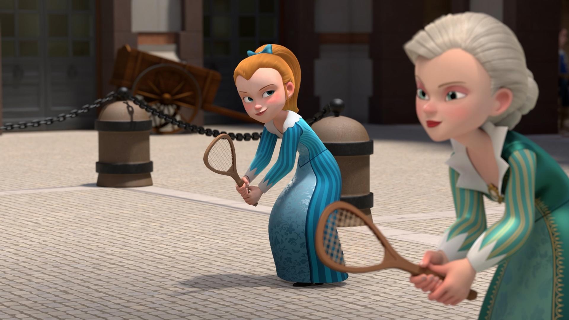 Olivia hält in leicht gebeugter Haltung einen Tennisschläger in ihren beiden Händen und schaut mit hinterlistigem Blick zu Milady, die etwas versetzt vor ihr steht, ebenfalls leicht nach vorne gebeugt und mit einem Tennisschläger in ihren Händen. Sie schaut konzentriert nach vorne.