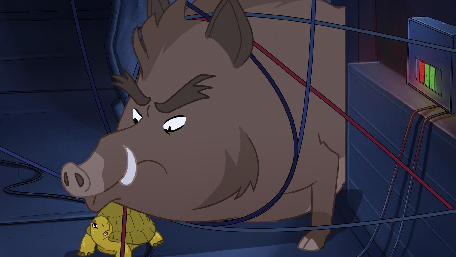 In einem dunklen Raum schaut die kleine Schildkröte Törtel besorgt nach oben zu dem großen Wildschwein Grrmpf. Grrmpf ist von roten und blauen Kabeln umwickelt. Am rechten Bildrand leuchten drei Schalter in grüner und roter Farbe auf.