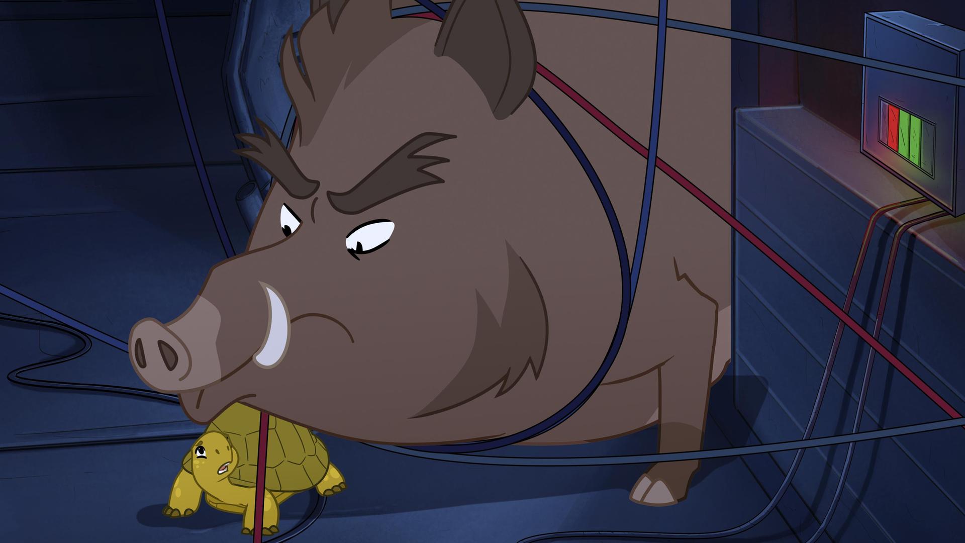 In einem dunklen Raum schaut die kleine Schildkröte Törtel besorgt nach oben zu dem großen Wildschwein Grrmpf. Grrmpf ist von roten und blauen Kabeln umwickelt. Am rechten Bildrand leuchten drei Schalter in grüner und roter Farbe auf.