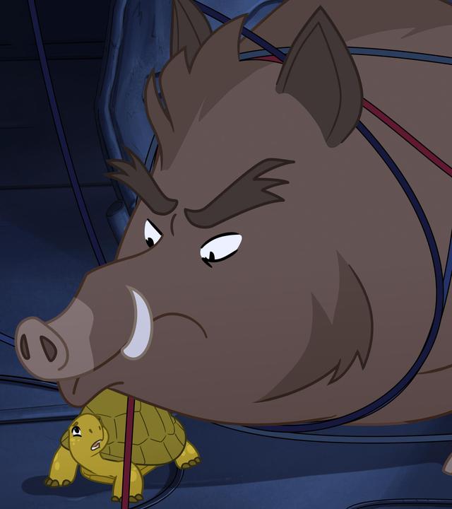 In einem dunklen Raum schaut die kleine Schildkröte Törtel besorgt nach oben zu dem großen Wildschwein Grrmpf. Grrmpf ist von roten und blauen Kabeln umwickelt. Am rechten Bildrand leuchten drei Schalter in grüner und roter Farbe auf.