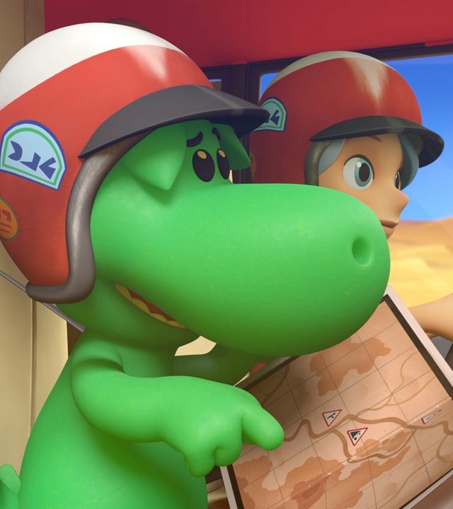 Der kleine Drache Grisu sitzt mit einem offenen Rennfahrerhelm in einem Rennauto und hält eine Landkarte in der Hand. Am Steuer neben ihm sitzt Olivia und blickt konzentriert.