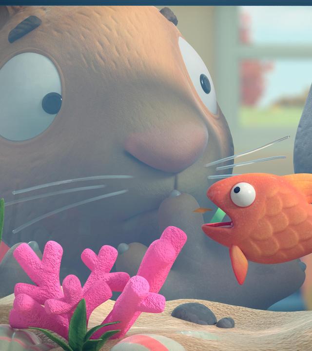 Posy, die Maus und ihr bester Freund Pip, das Kaninchen stehen mit nachdenklichen Blicken ganz dicht mit ihren Köpfen an einem Aquarium, in dem sich ein orangefarbener Fisch befindet.