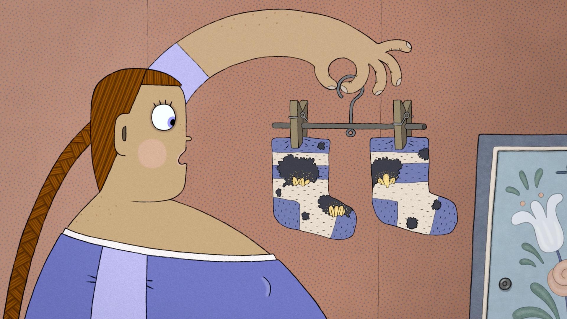 Lena steht in ihrem Zimmer und hält ein paar blau-weiß gestreifte Socken, die an einem Bügel hängen, in die Höhe. Lena sieht erschrocken aus. Kein Wunder, denn ihre Socken sind mit großen Mottenlöchern übersäht.