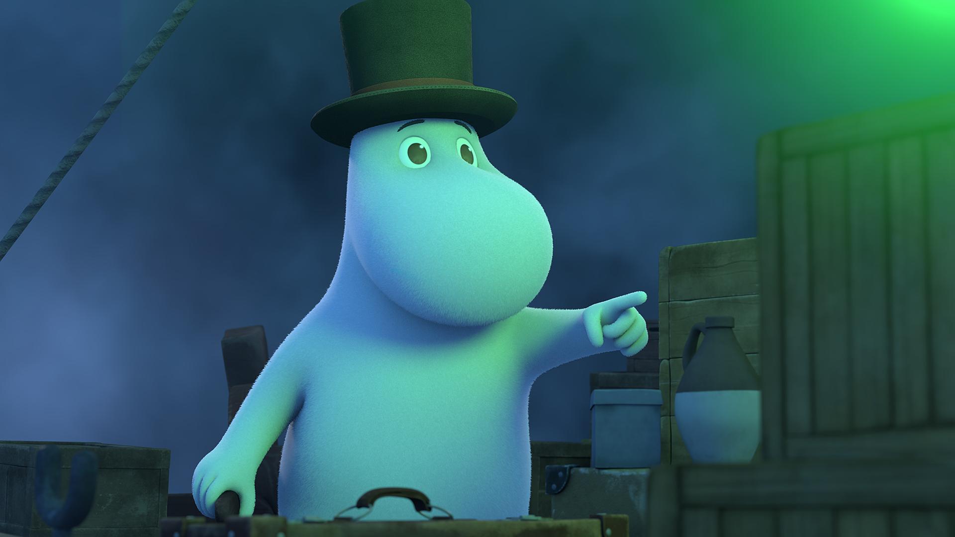 Muminpapa steht auf seinem Segelboot und segelt nachts durch dichten Nebel. Nur ein grünliches Licht leuchtet ihm den Weg. Er weist mit seiner Hand in die Ferne.