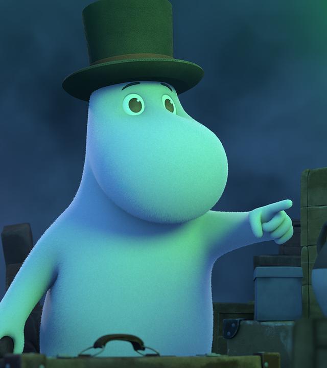 Muminpapa steht auf seinem Segelboot und segelt nachts durch dichten Nebel. Nur ein grünliches Licht leuchtet ihm den Weg. Er weist mit seiner Hand in die Ferne.