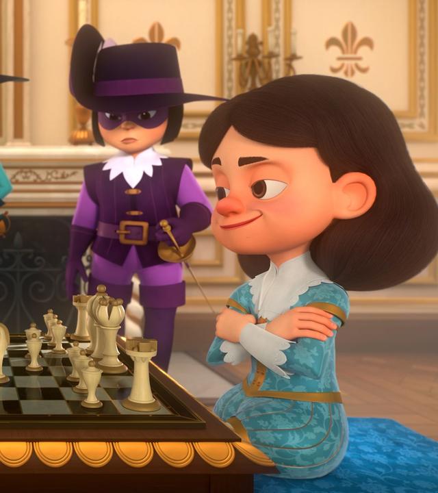 Im königlichen Palast: Charlotte und König Louis XIII. sitzen sich gegenüber. Zwischen den beiden befindet sich ein Schachbrett mit aufgestellten Schachfiguren. König Louis XIII. lächelt selbstbewusst und mit verschränkten Armen. Charlotte hat ihre Hände in die Hüfte gestemmt und schaut verärgert auf das Schachbrett. Neben den beiden stehen die drei Musketiere und blicken dem Spiel der beiden skeptisch zu.