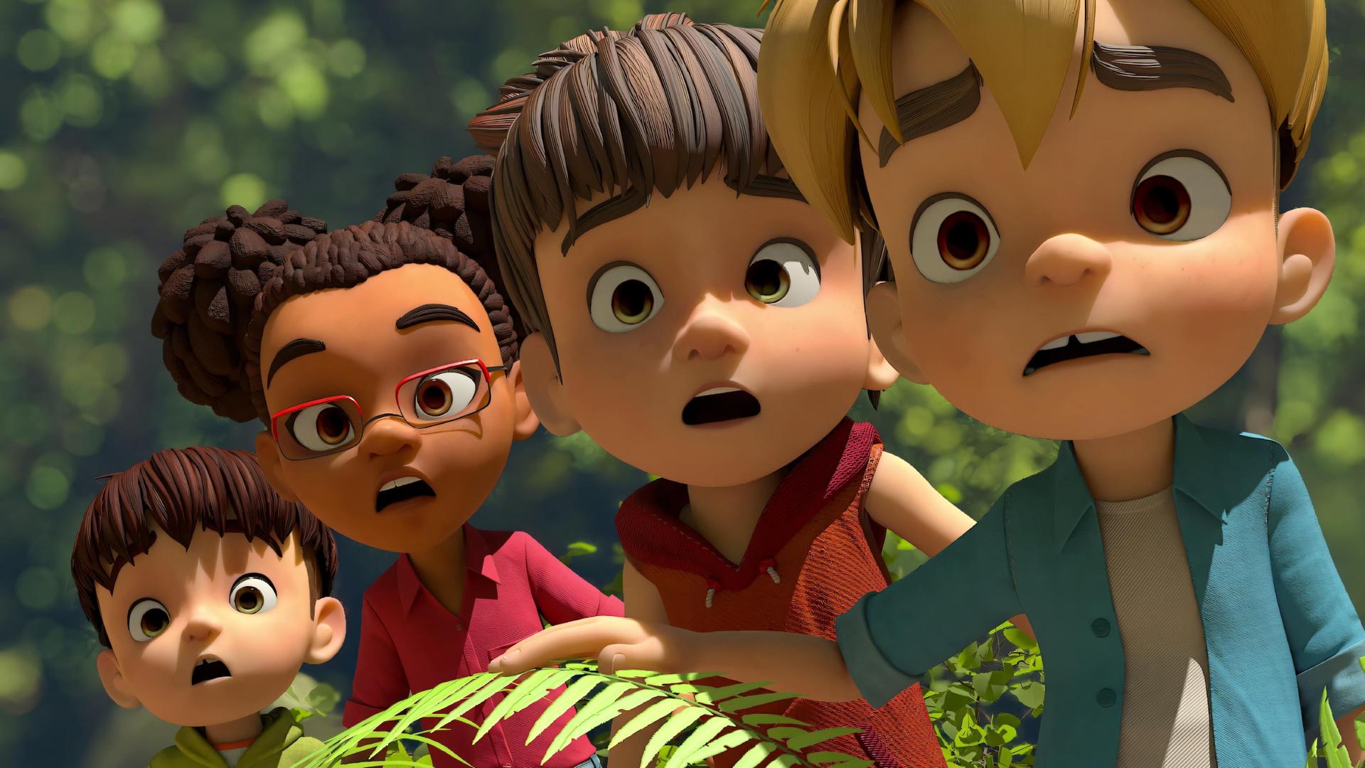 Im Wald zwischen grünen Farnen: erschreckt mit offenen Mündern und weit aufgerissene Augen blicken die Kinder Kleiner Fuß, Lina, Bohnenstange und Raphael auf etwas, das sie gerade entdeckt haben.