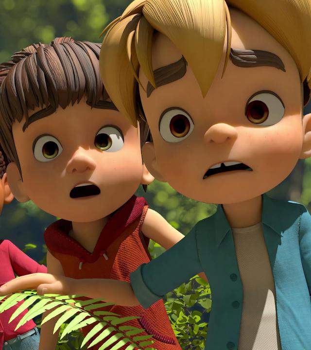 Im Wald zwischen grünen Farnen: erschreckt mit offenen Mündern und weit aufgerissene Augen blicken die Kinder Kleiner Fuß, Lina, Bohnenstange und Raphael auf etwas, das sie gerade entdeckt haben.