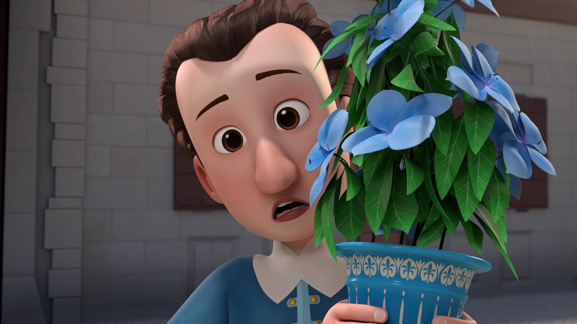 Gärtner Henri hält mit erschrockenem Blick einen blau-weißen Pflanztopf in seinen Händen, in der sich eine grüne Pflanze mit blauen Blüten befindet.