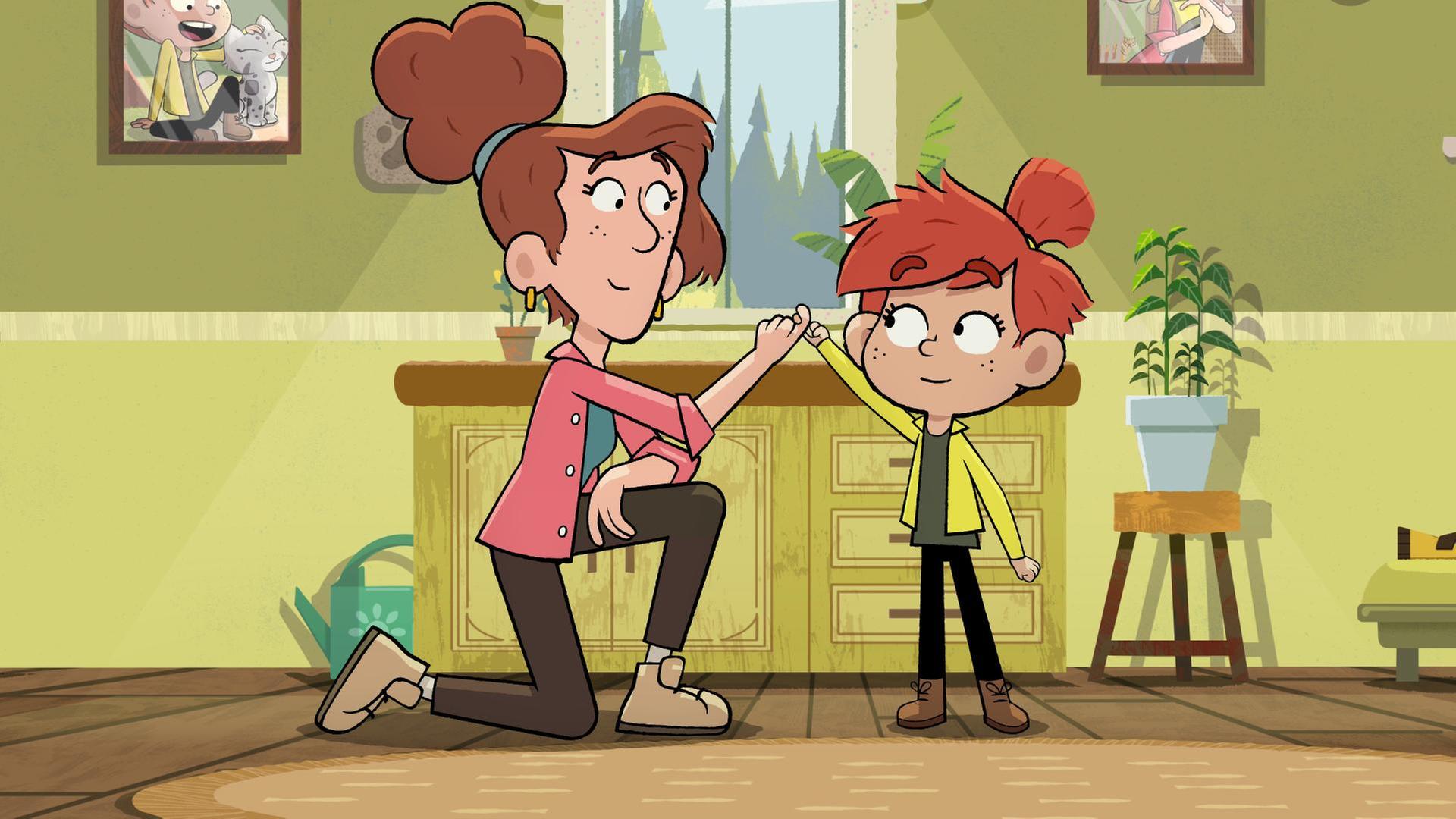 Ein rothaariges Mädchen steht einer vor ihr knieenden Frau gegenüber. Beide haken sich am kleinen Finger ein. Im Hintergrund hängen Bilder an der Wand. Auf dem einen sieht man das Mädchen mit einer Katze. Außerdem steht eine Pflanze auf einem Hocker und eine Gieskanne neben einem Schränkchen.