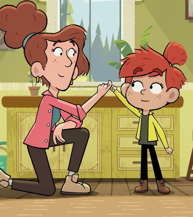 Ein rothaariges Mädchen steht einer vor ihr knieenden Frau gegenüber. Beide haken sich am kleinen Finger ein. Im Hintergrund hängen Bilder an der Wand. Auf dem einen sieht man das Mädchen mit einer Katze. Außerdem steht eine Pflanze auf einem Hocker und eine Gieskanne neben einem Schränkchen.