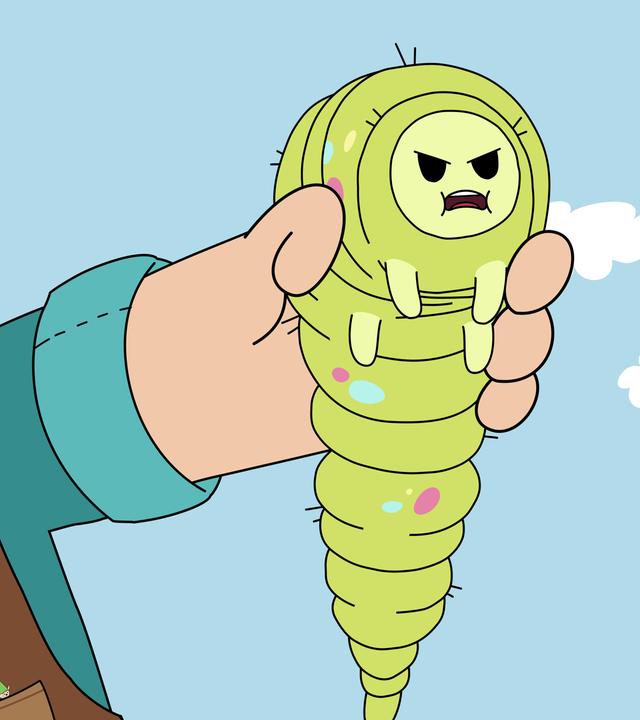 Der Riese Grackle mit dunklen Haaren und Bart hält einen grünen Großen Alten Wurm in seiner nach vorne ausgestreckten linken Hand. Grackle mit einem Zahn im Mund und der Wurm schauen auffordernd nach vorne.