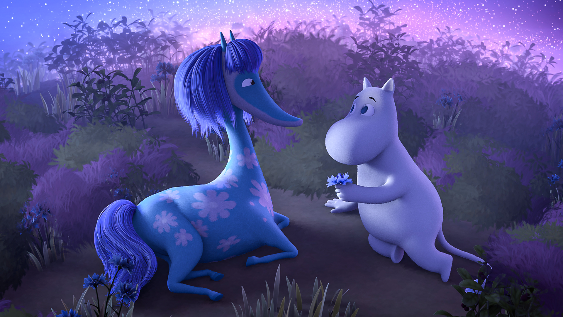 Mumintroll und ein blaues Seepferdchen mit rosafarbenem Blumenmuster liegen auf einer Wiese. Mumintroll überreicht dem Seepferdchen eine kleine blaue Blume.