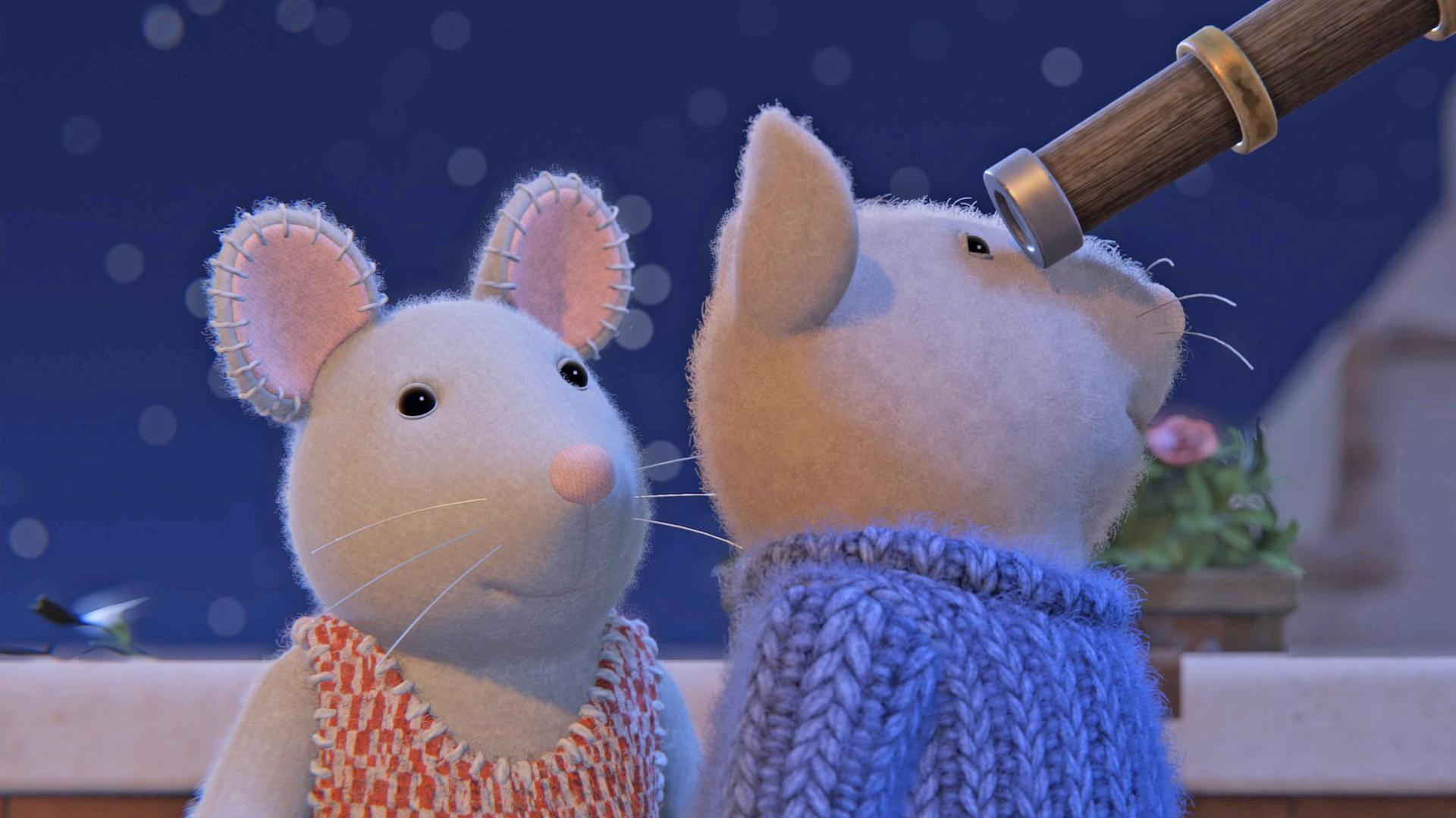 Sam schaut durch ein Teleskop in den Nachthimmel, während Julia ebenfalls auf der Terrasse hinter ihm steht und darauf zu warten scheint, auch hindurchschauen zu dürfen.