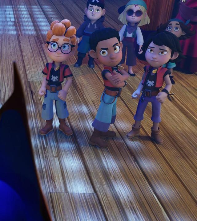 Unter Deck des Schulschiffs Galeone, stehen alle Piratenschüler vor Käpt'n Flint und schauen gespannt zu ihm. Käpt'n Flint erkennt man auch nur von hinten an seinem großen, blauen Piratenhut.