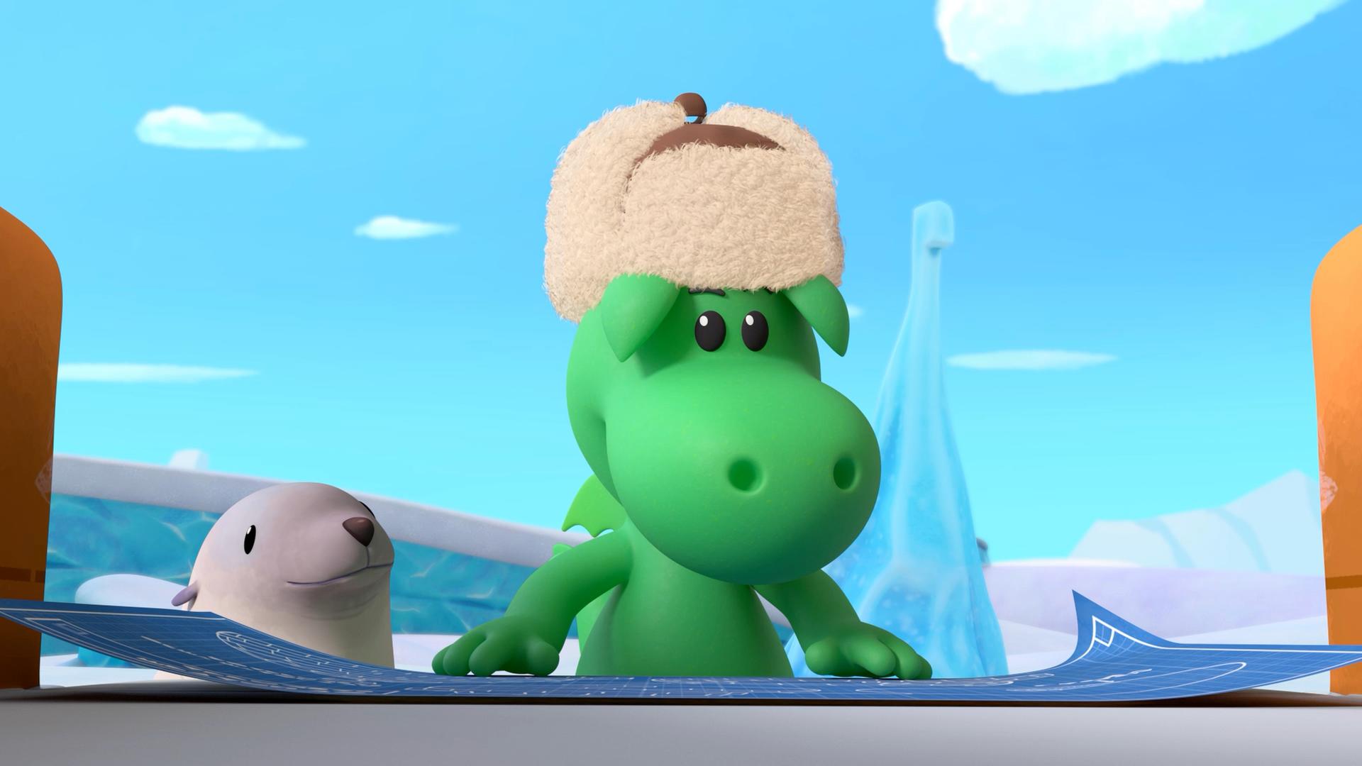 Der kleine Drache Grisu trägt eine warme, gefütterte Wintermütze. Er betrachtet eine blaue Skizze, die vor ihm liegt. Neben ihm ist ein kleiner Seelöwe, der ihm zuschaut.