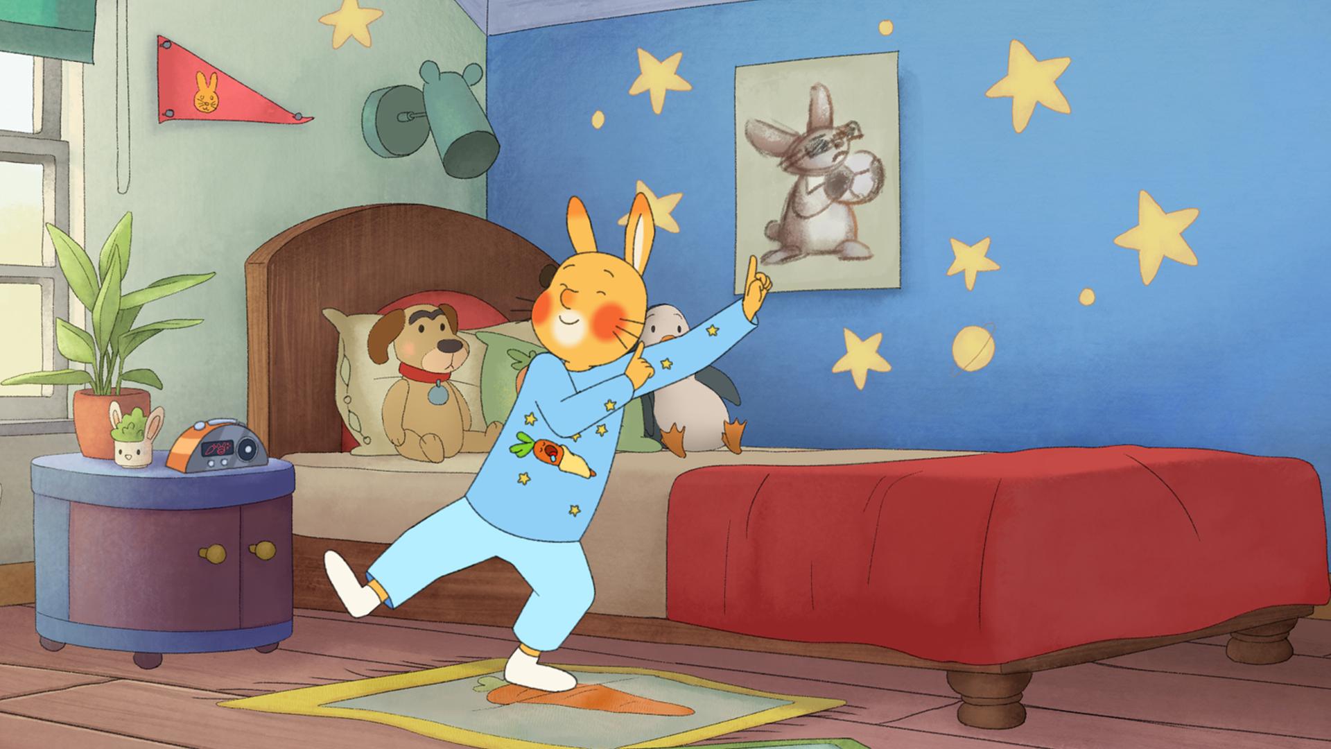 Der Kaninchenjunge Karlchen steht tanzend in seinem Kinderzimmer.
