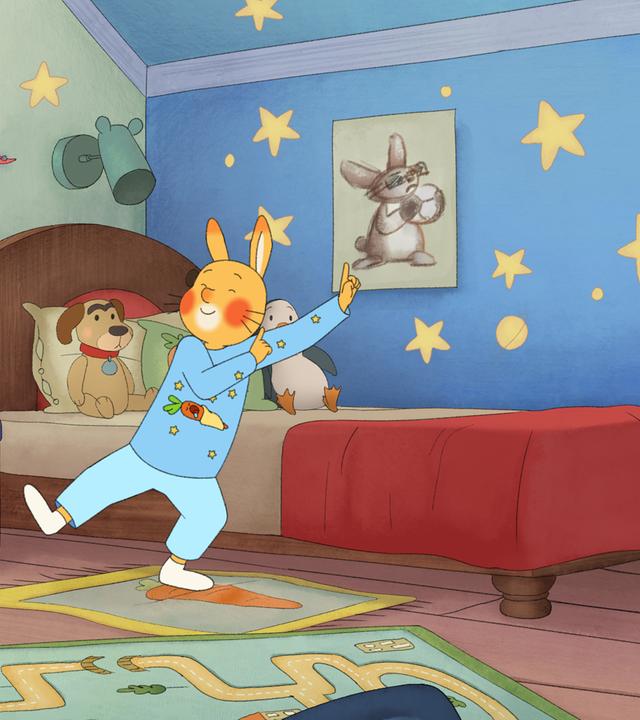 Der Kaninchenjunge Karlchen steht tanzend in seinem Kinderzimmer.