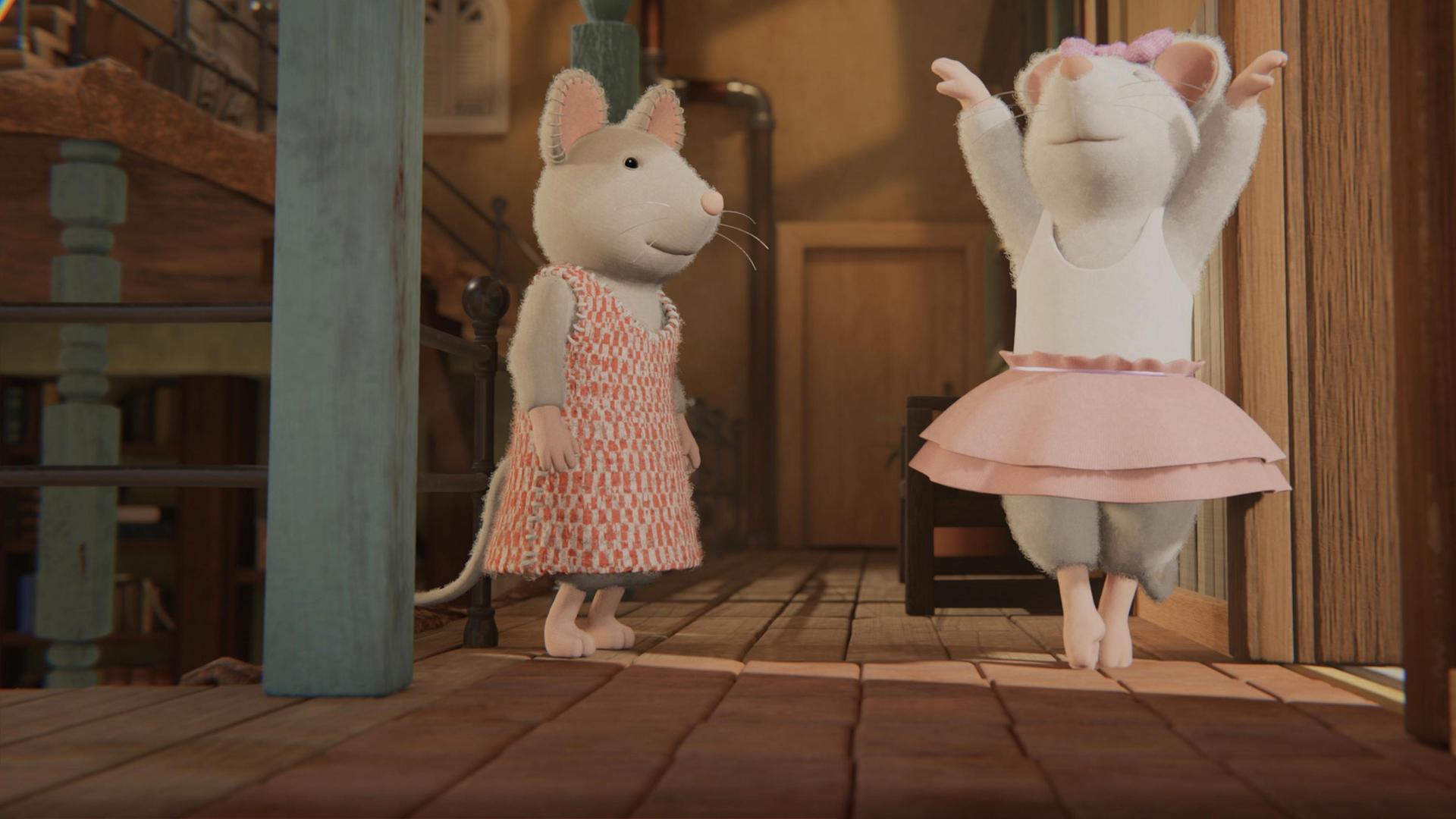 Julia steht im Flur des Treppenhauses neben Ella und schaut zu, wie Ella eine Ballettfigur tanzt. Ella hat beide Arme in die Luft gestreckt. Sie steht auf den Zehenspitzen und setzt gerade graziös den rechten Fuß vor den linken.