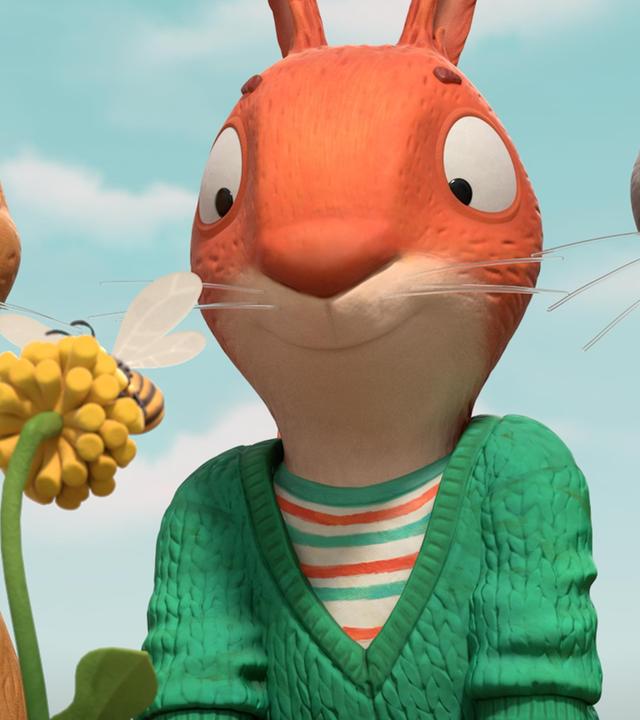 Fasziniert beobachten die Freunde Posy, die Maus, Jamila das Eichhörnchen und Pip, das Kaninchen eine Biene, die vor ihnen Nektar von einer gelben Blüte einsammelt.