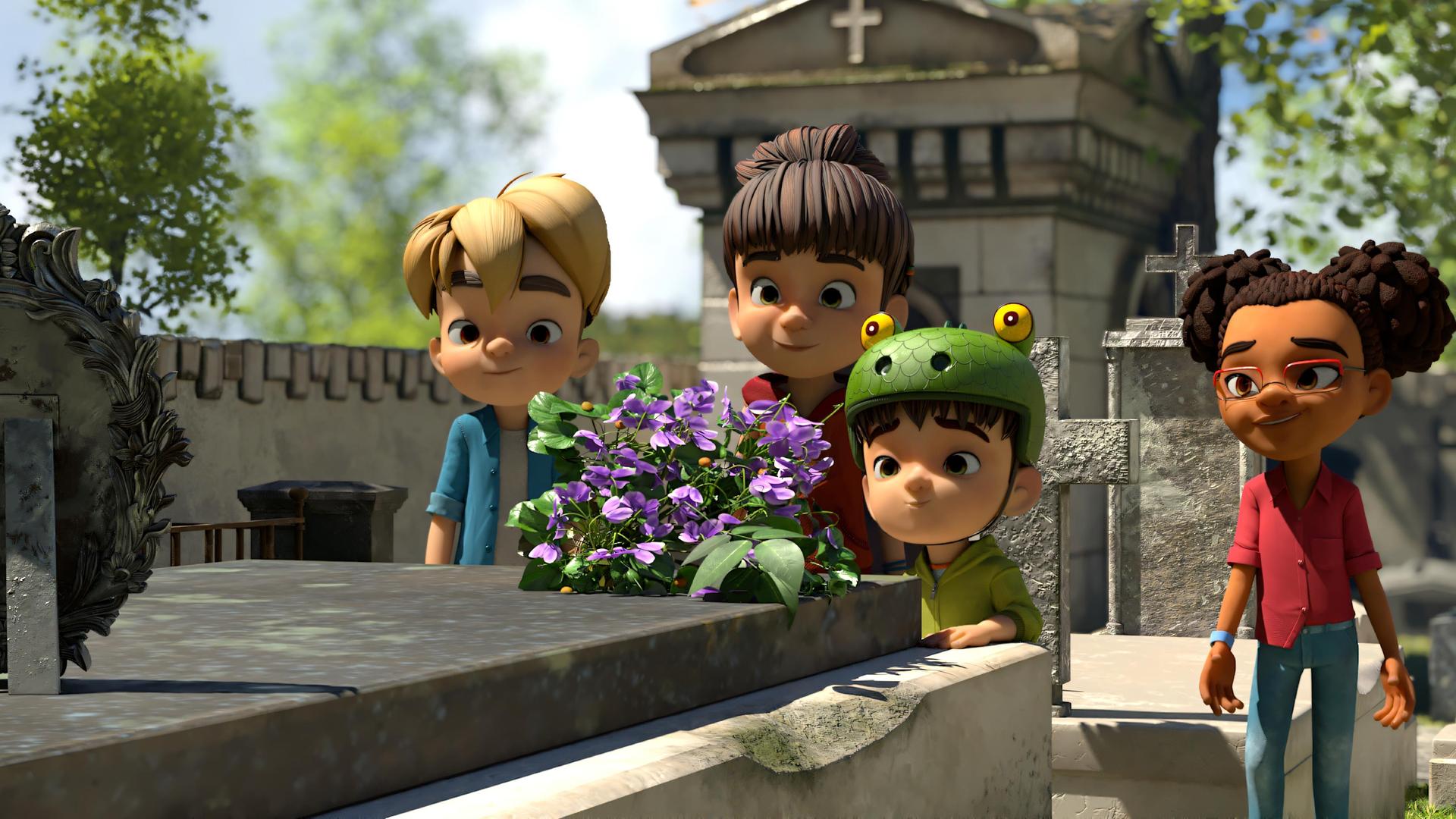 Tagsüber auf dem Friedhof machen die Kinder eine Entdeckung. Raphael, Bohnenstange und Kleiner Fuß stehen hinter einem Grab, das mit einer Steinplatte bedeckt ist und auf dem lilafarbene Blumen stehen. Sie blicken erstaunt und sichtlich gerührt auf etwas. Ihre Freundin Lina steht etwas weiter hinten und beobachtet die Szene auch gerührt. Sie lächelt.