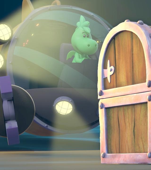 Grisu ist mit einem Unterseeboot auf den Meeresgrund getaucht. Im Vordergrund des Bildes steht eine große, alte Piratenschatztruhe. Grisu betrachtet aus der Glaskuppel des U-Bootes die Schatzkiste und bestaunt sie.